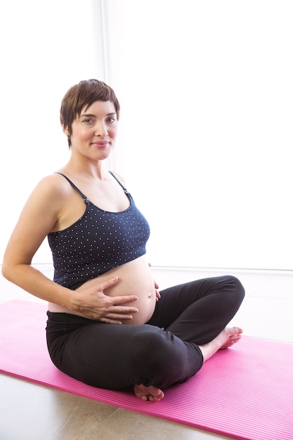 Mujer embarazada manteniendo la forma