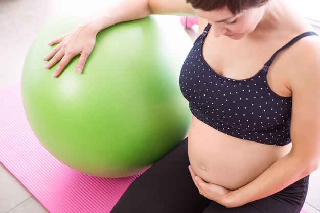 Foto mujer embarazada manteniendo la forma