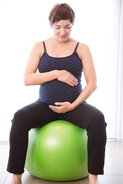 Mujer embarazada manteniendo la forma