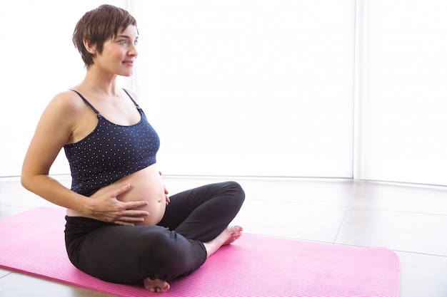 Mujer embarazada manteniendo la forma