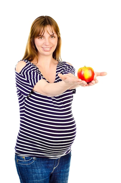 Mujer embarazada con manzana aislado sobre un fondo blanco.