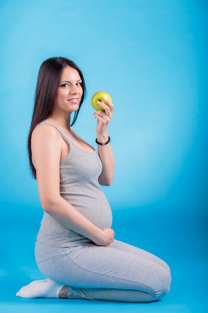 Mujer embarazada con manzana