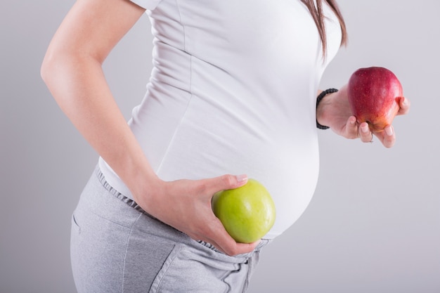 Mujer embarazada con manzanas