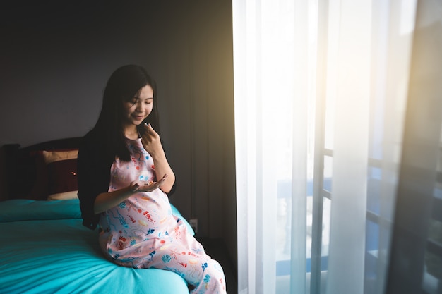 Foto mujer embarazada en medicación