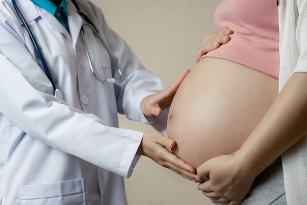 Mujer embarazada y médico ginecólogo en el hospital