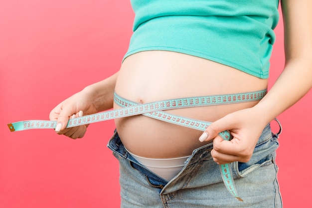 mujer embarazada midiendo su vientre