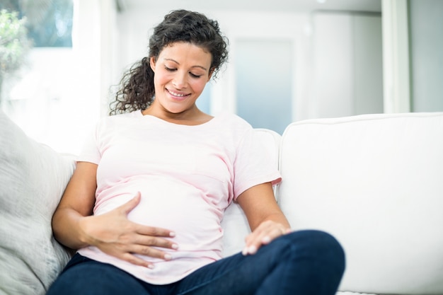 Mujer embarazada mirando el vientre