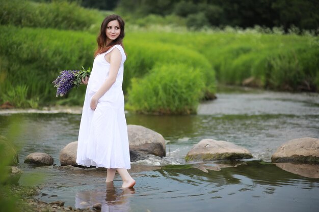Mujer embarazada en la naturaleza a dar un paseo en el verano
