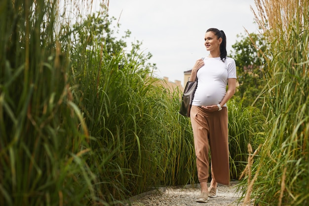 Mujer embarazada en la naturaleza