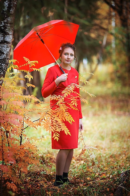 mujer embarazada, en, otoño, parque