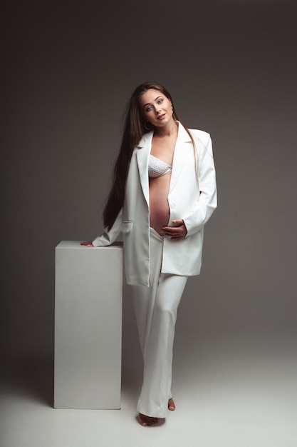 Foto mujer embarazada, con, pelo largo, en, blanco, ropa