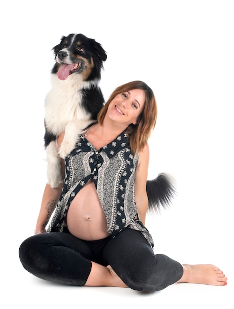 Mujer embarazada y perro