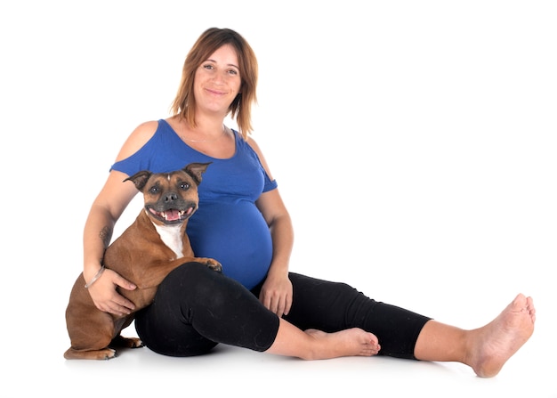 Mujer embarazada y perro