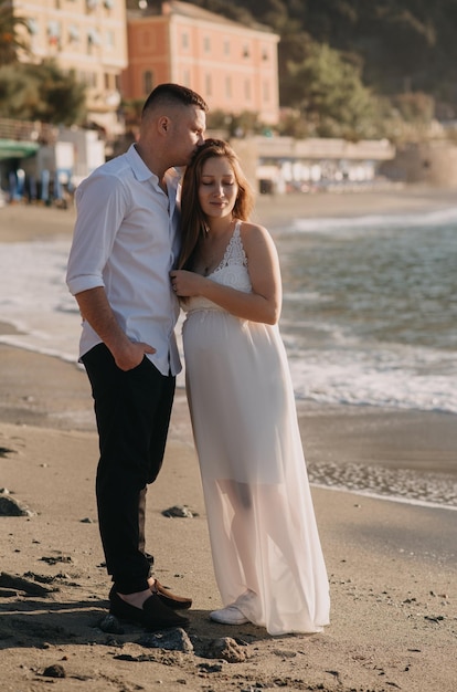 mujer embarazada, posición, en la playa, con, ella, marido