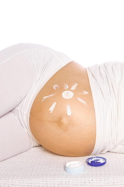 mujer embarazada, con, protector solar, crema, en, el, vientre