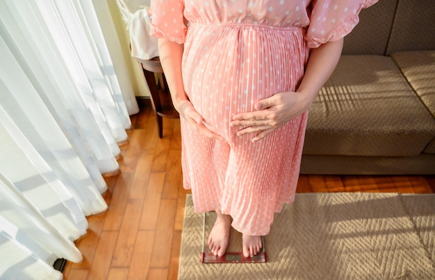 La mujer embarazada se queda sola en casa. Mamá y bebé recién nacido. Día de la Madre y Día Internacional de la Mujer.