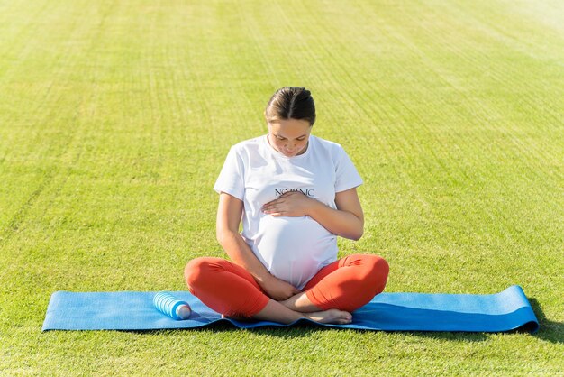 mujer embarazada realiza varias asanas de yoga