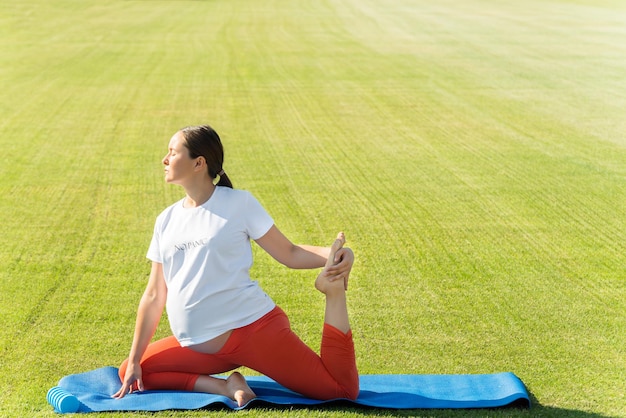 mujer embarazada realiza varias asanas de yoga