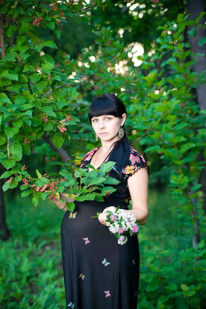 Mujer embarazada relajándose en la naturaleza