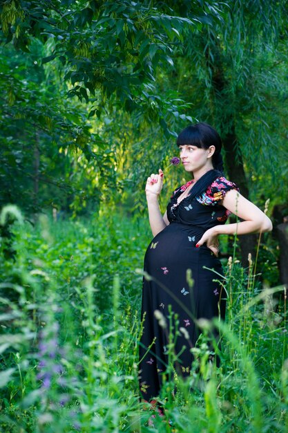 Foto mujer embarazada relajándose en la naturaleza