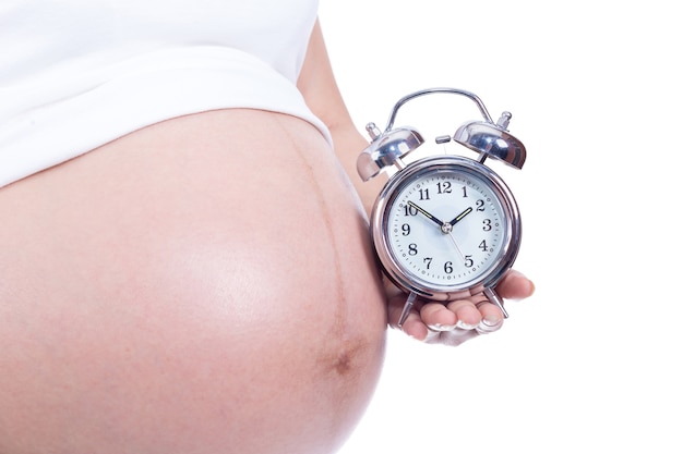 Mujer embarazada con reloj.