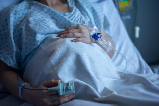 Mujer embarazada en una sala de partos relajándose en la cama