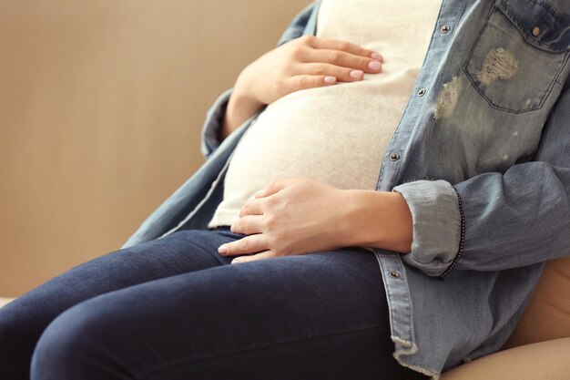 mujer embarazada, sentado, en, sofá, primer plano