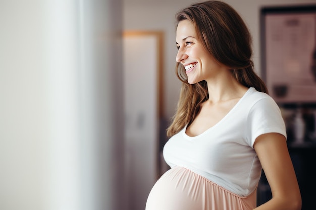 Foto una mujer embarazada sonríe por la ventana