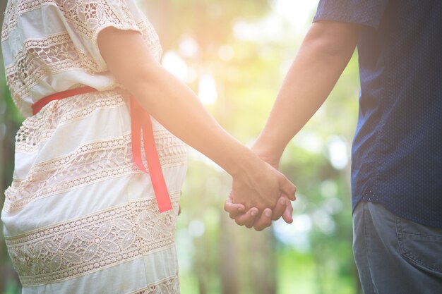 Mujer embarazada y su marido en el parque.