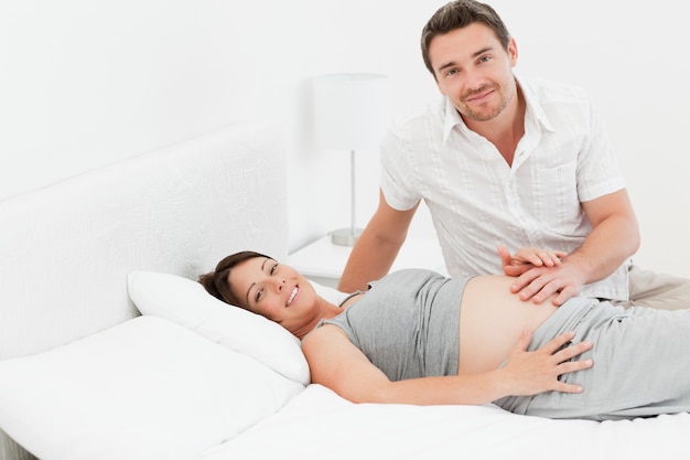 Mujer embarazada con su marido