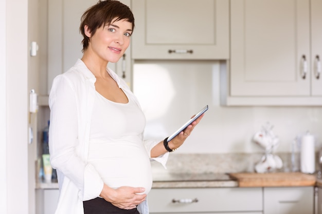 Mujer embarazada con tablet pc