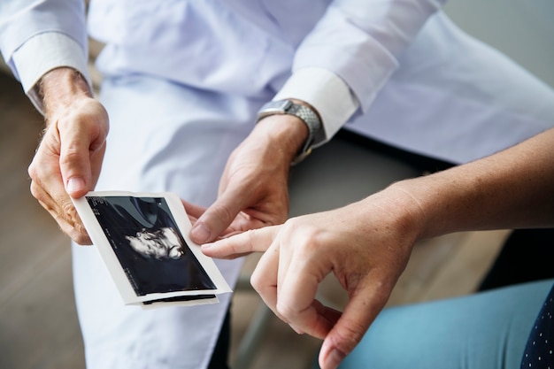 Mujer embarazada teniendo control fetal por médico