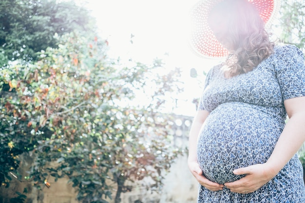 La mujer embarazada tiene un tiempo feliz para una nueva vida