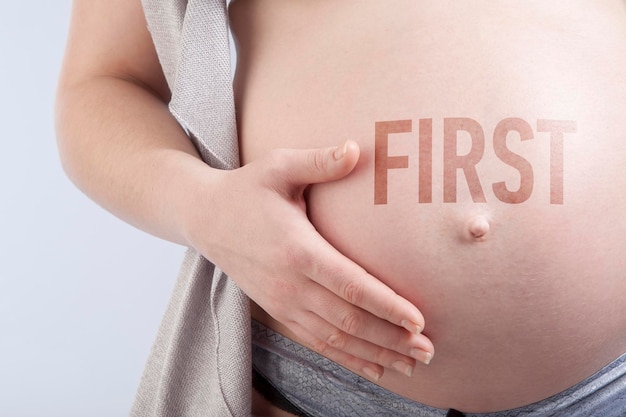 Mujer embarazada con título primero en su vientre