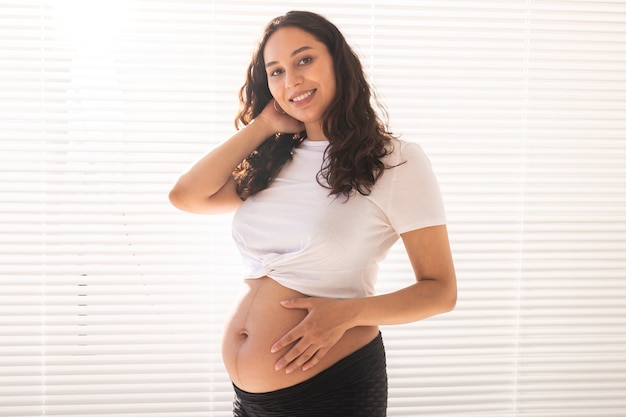 Mujer embarazada tocando su vientre, copie el espacio. Licencia por embarazo y maternidad