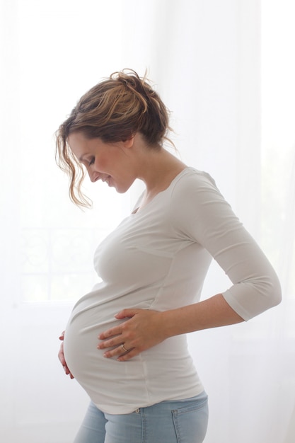 Mujer embarazada tocando el vientre