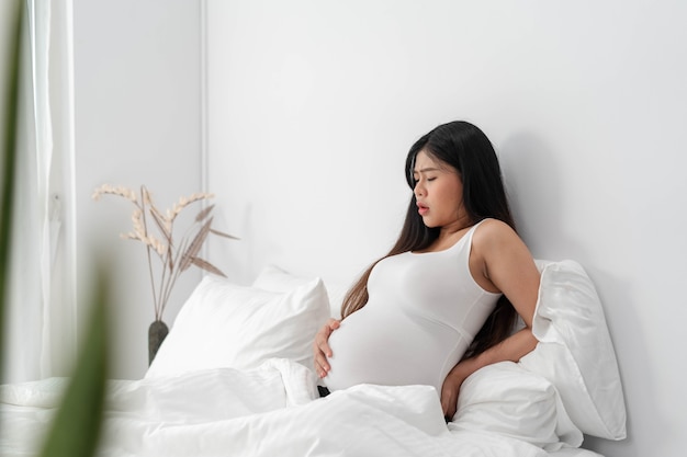 mujer embarazada, tocar su barriga