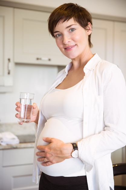 Mujer embarazada con un vaso de agua