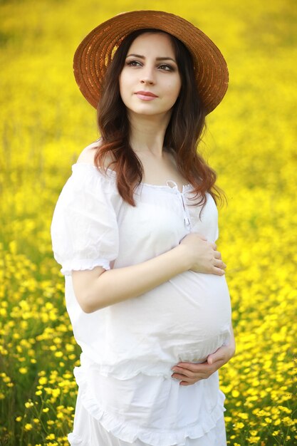 Mujer embarazada, en, un, vestido, en, un, campo de flores