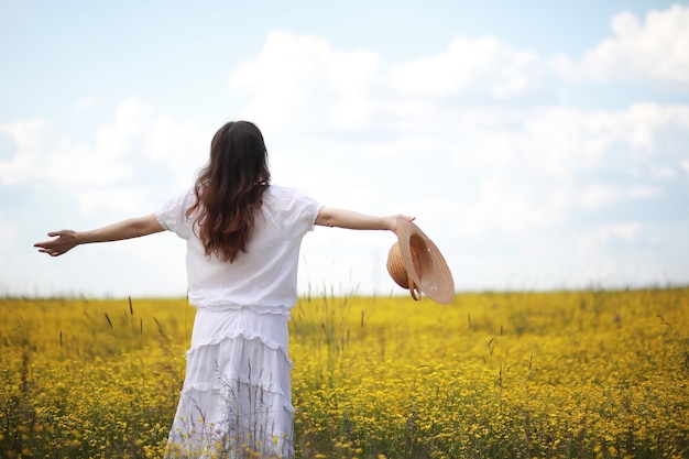 Mujer embarazada, en, un, vestido, en, un, campo de flores