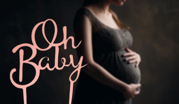 Foto mujer embarazada en vestido tiene las manos en el vientre sobre un fondo borroso preparación de maternidad embarazo