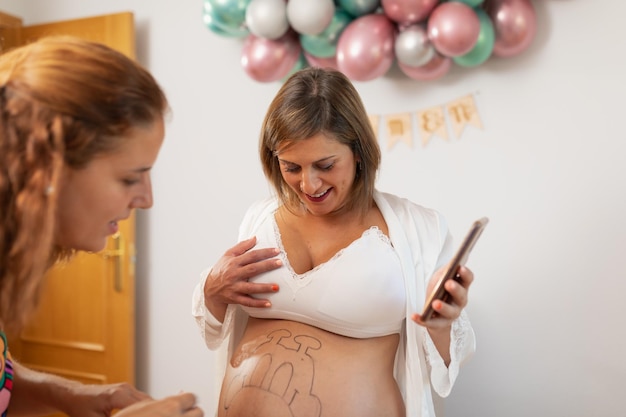 Mujer embarazada viendo la pintura en su vientre