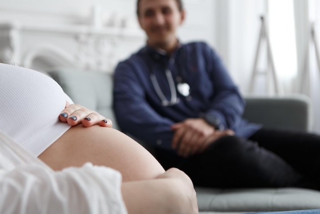 Mujer embarazada visita al médico ginecología consulta abdomen abdomen embarazo