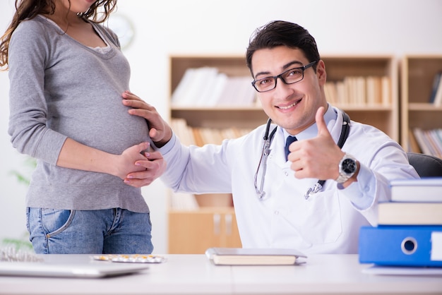 Mujer embarazada visitando médico para consulta