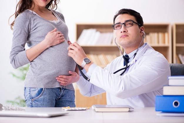 Mujer embarazada visitando médico para consulta