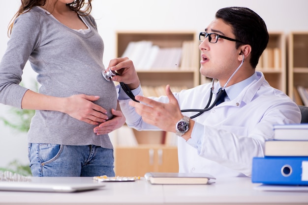 Mujer embarazada visitando médico para consulta