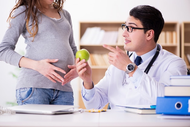 Mujer embarazada visitando médico para consulta