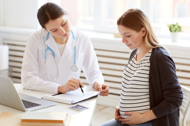 Mujer embarazada visitando a un obstetra