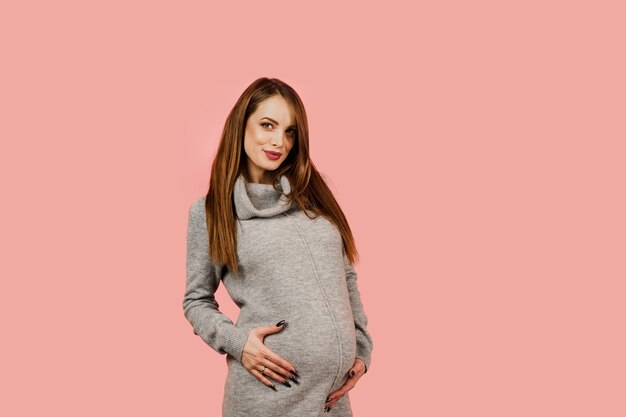 Mujer embarazada vistiendo ropa cómoda esperando niño