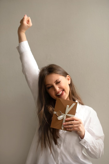 Mujer emocionada feliz de recibir un certificado de regalo o un cupón de descuento